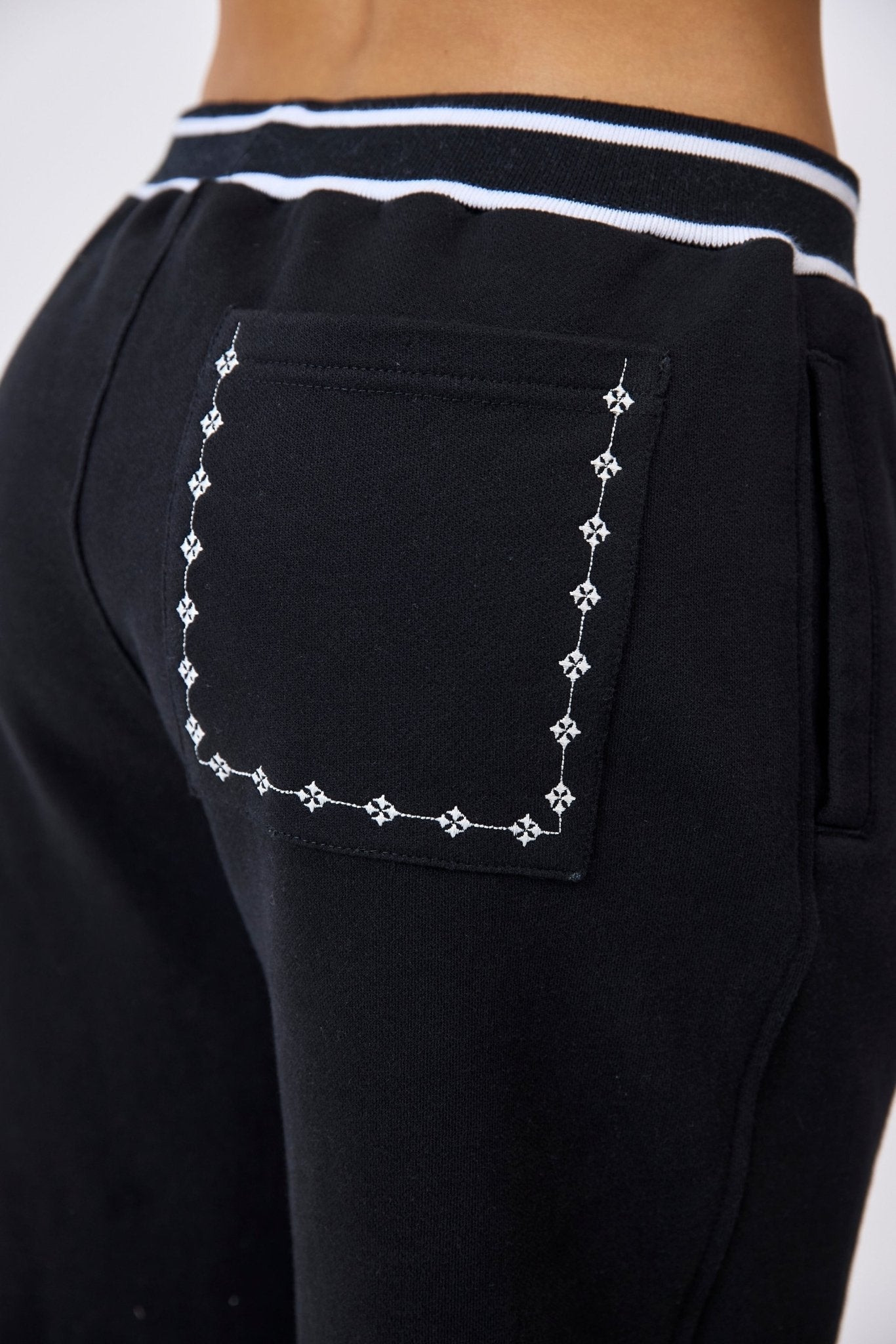 SUDADERA MUJER URLO NEGRO CLEMONT - CLEMONT, LLC